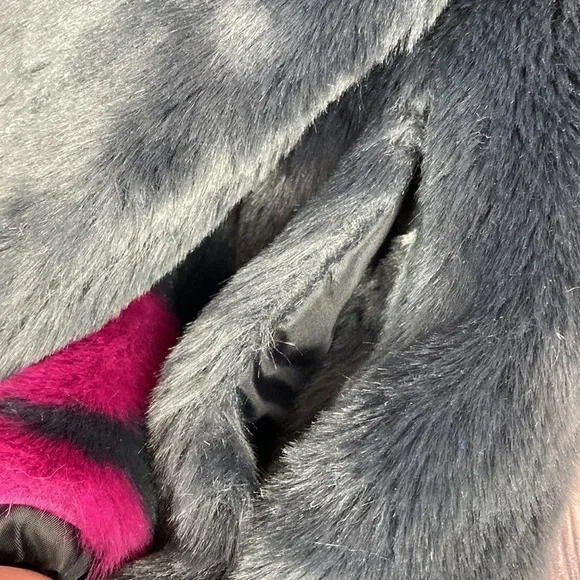 Oshkosh Poly Blend Black Faux Fur Jacket With Pink Flowers- Size 4T - Picture 5 of 7